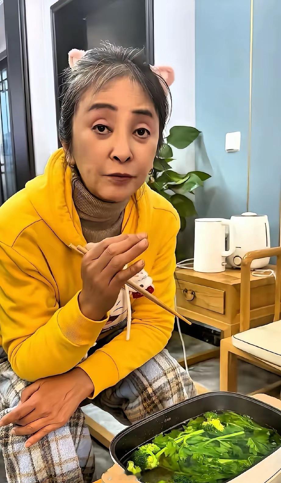 李勤勤那个曾经发誓不嫁中国男人的女人，老年过得也很惬意，孤独是孤独，但是她喜欢猫