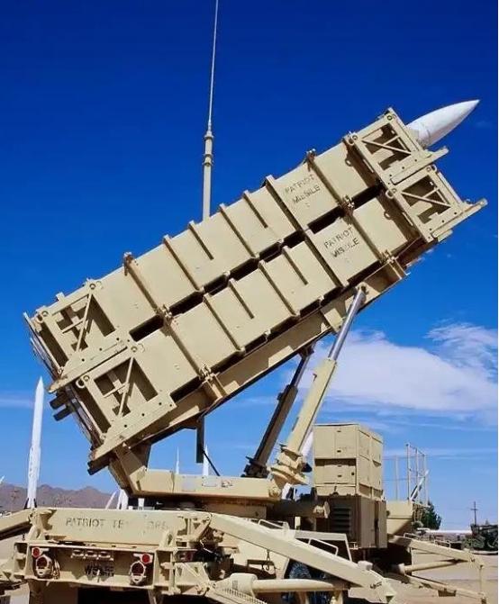 特朗普估计现在很发愁，为啥发愁？因为他手上那笔卖给台湾的110亿美元武器大单，眼