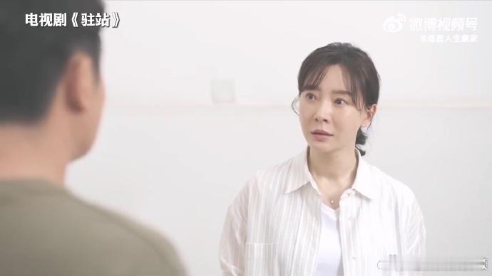 在璀璨夺目的颁奖台上，当陈数温柔地将最佳男配角奖杯递到郭京飞手中时，那份默契与情