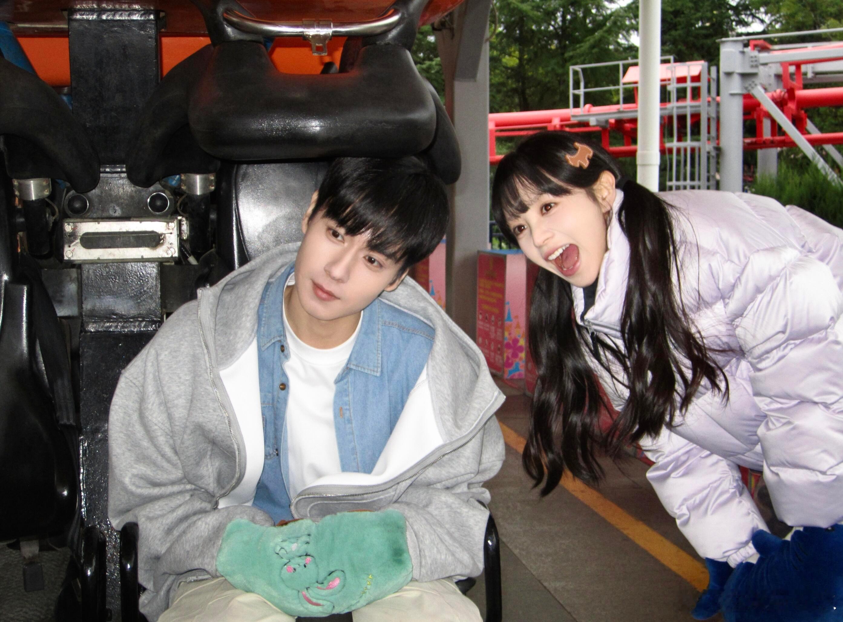 两双会爱人的眼睛，两个小梨涡～