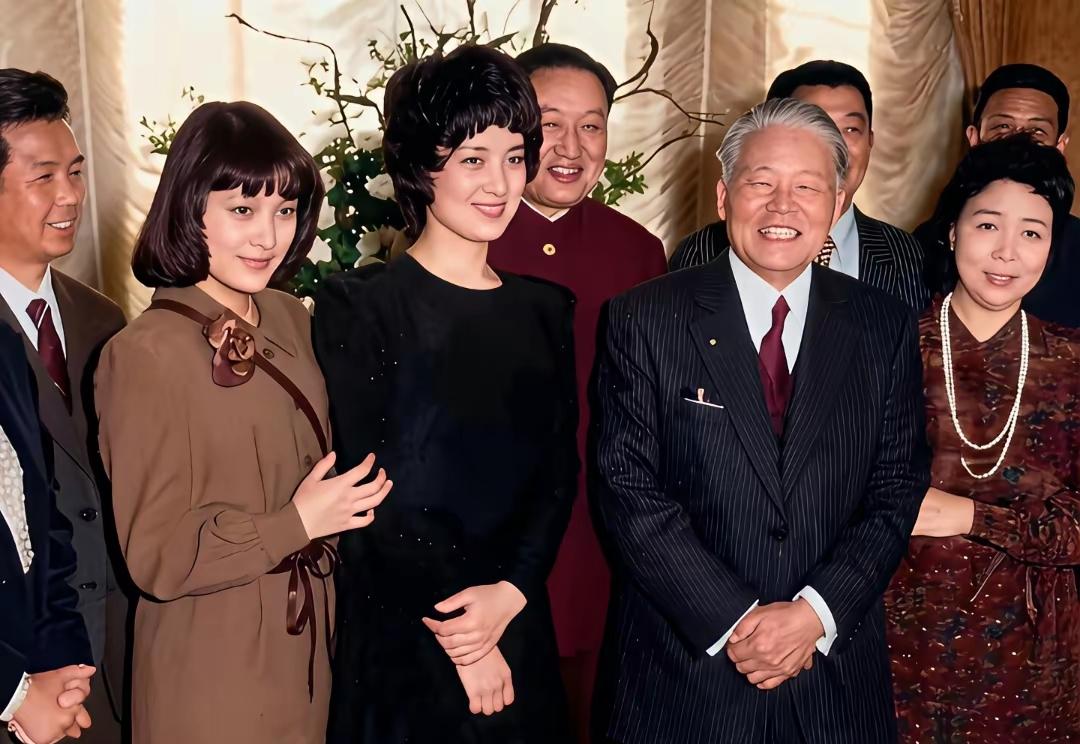 绝版历史老照片太珍贵！1979年中国电影代表团访日合影，细节满满。
陈冲秀发顺滑