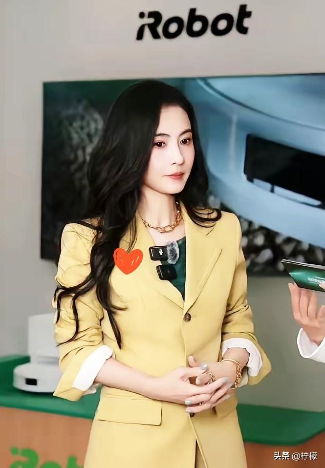 大家有没有感觉，
张柏芝有些不对劲，
她都45岁了，孩子也已经3个了，居然越活越