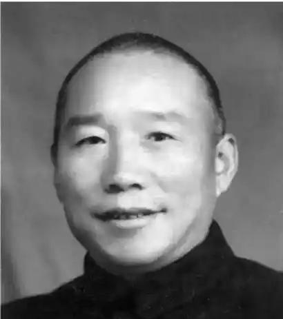 1948年，国军的一名伙夫和大部队走散了，被解放军拦下，解放军看他年纪大，便发了