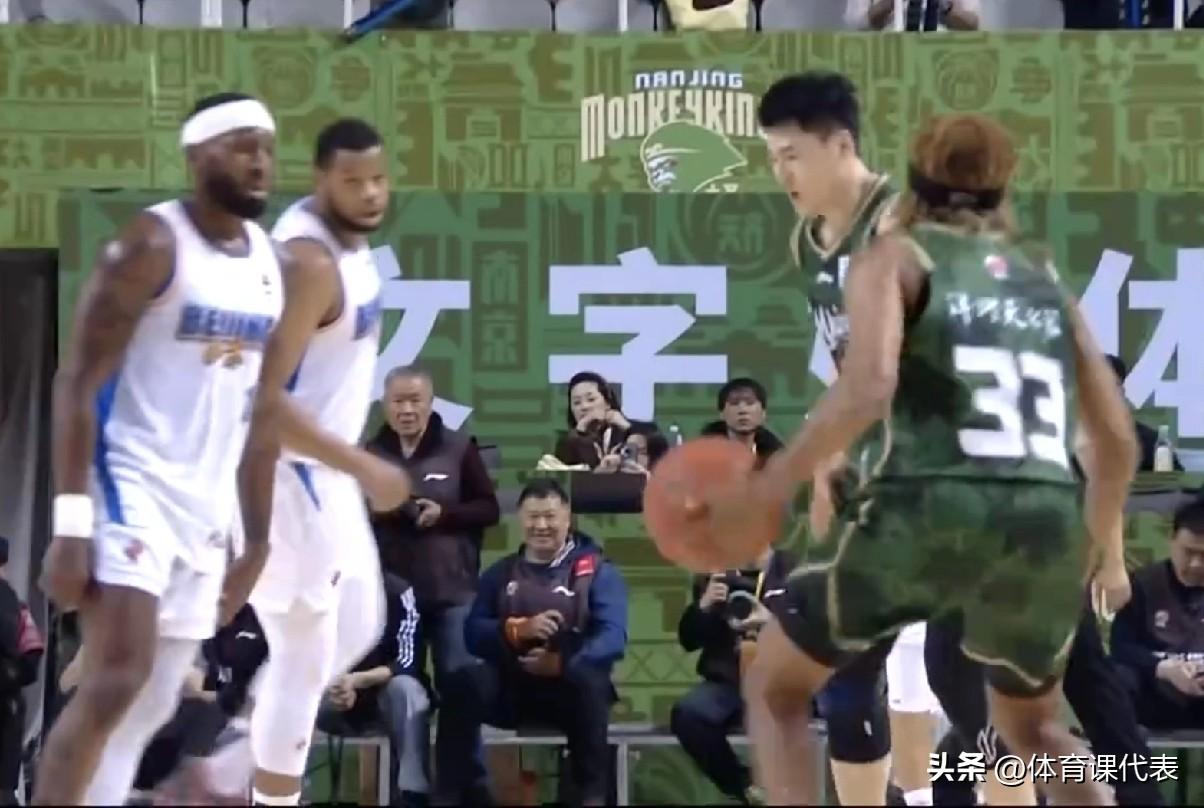 赵睿祝铭震半场得分上双，南京同曦男篮半场战平北京！北京时间2026年3月30日，