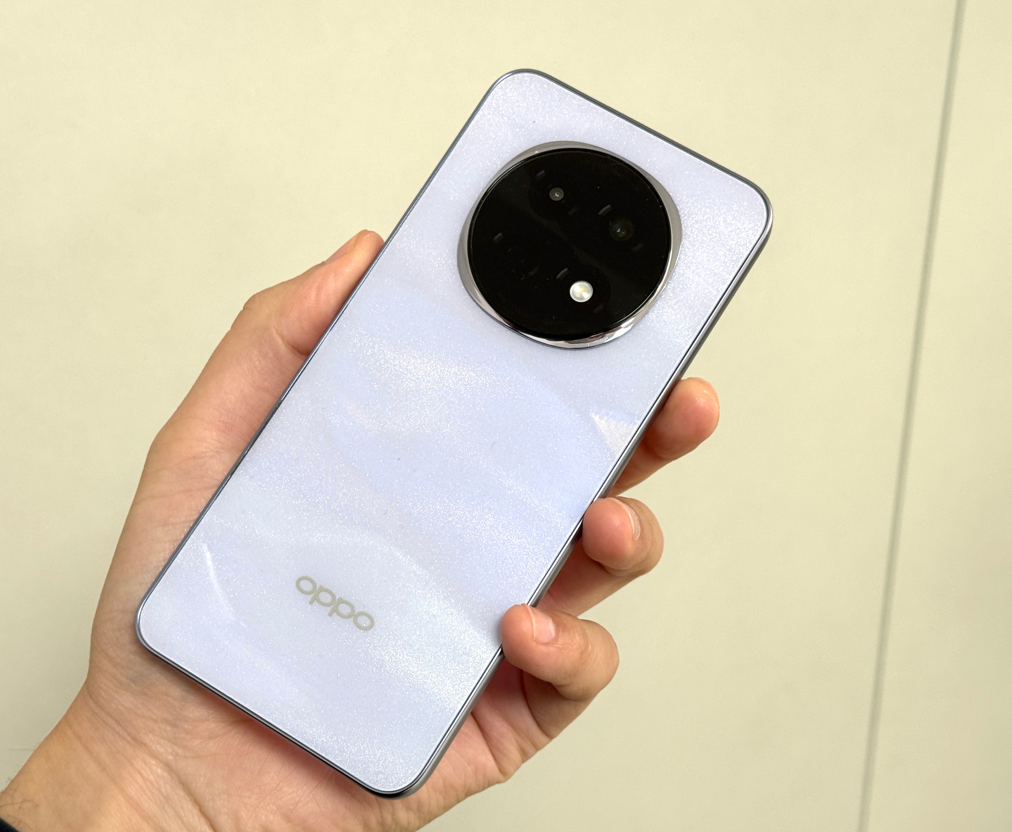 提前带你们看一下还没发布的OPPO A5 Pro微四曲屏手感不错 也挺轻薄的[并