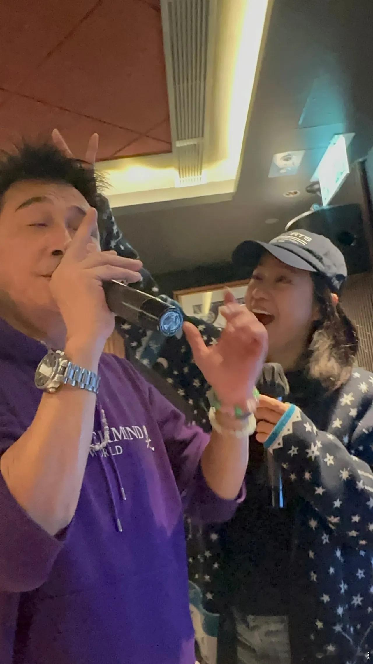 吴费曼狠起来，不仅晒爸爸吴镇宇的丑照，连自己的也发了哈哈[doge] 