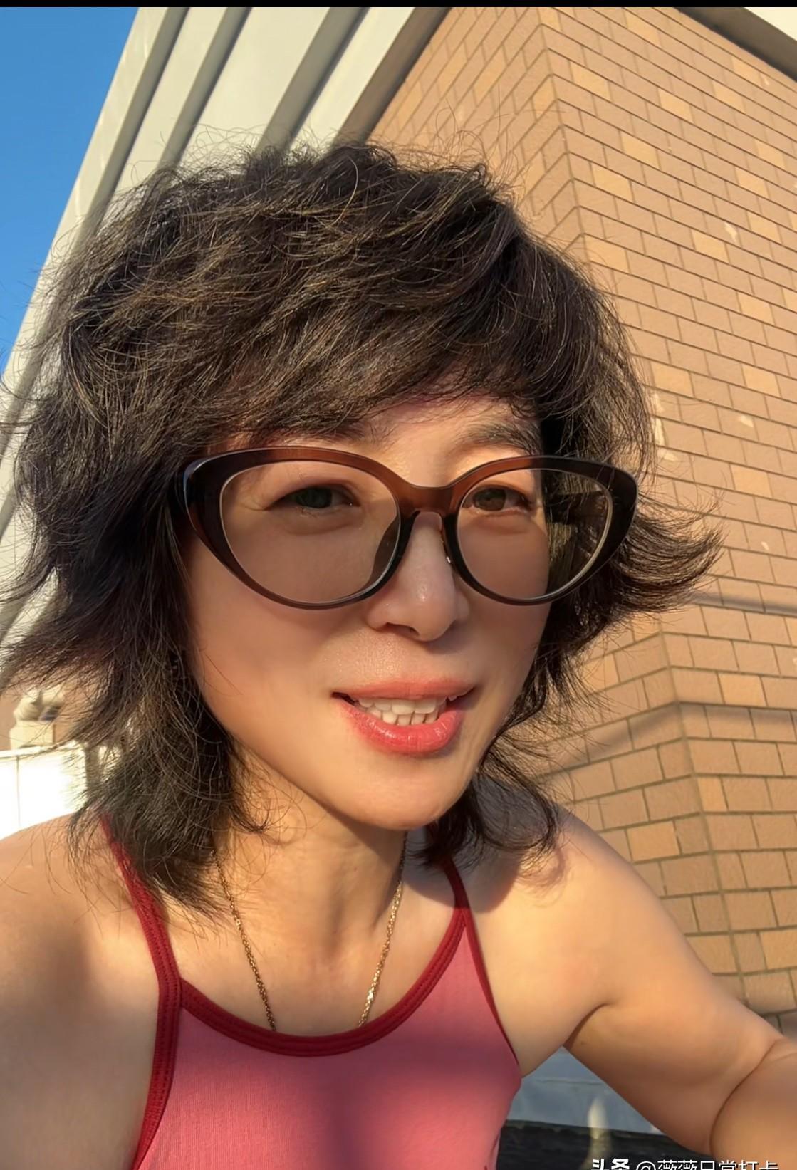 他半年头发变密了，不是靠滤镜，是真把头皮当土地养。
以前天天出油，现在三天不洗也