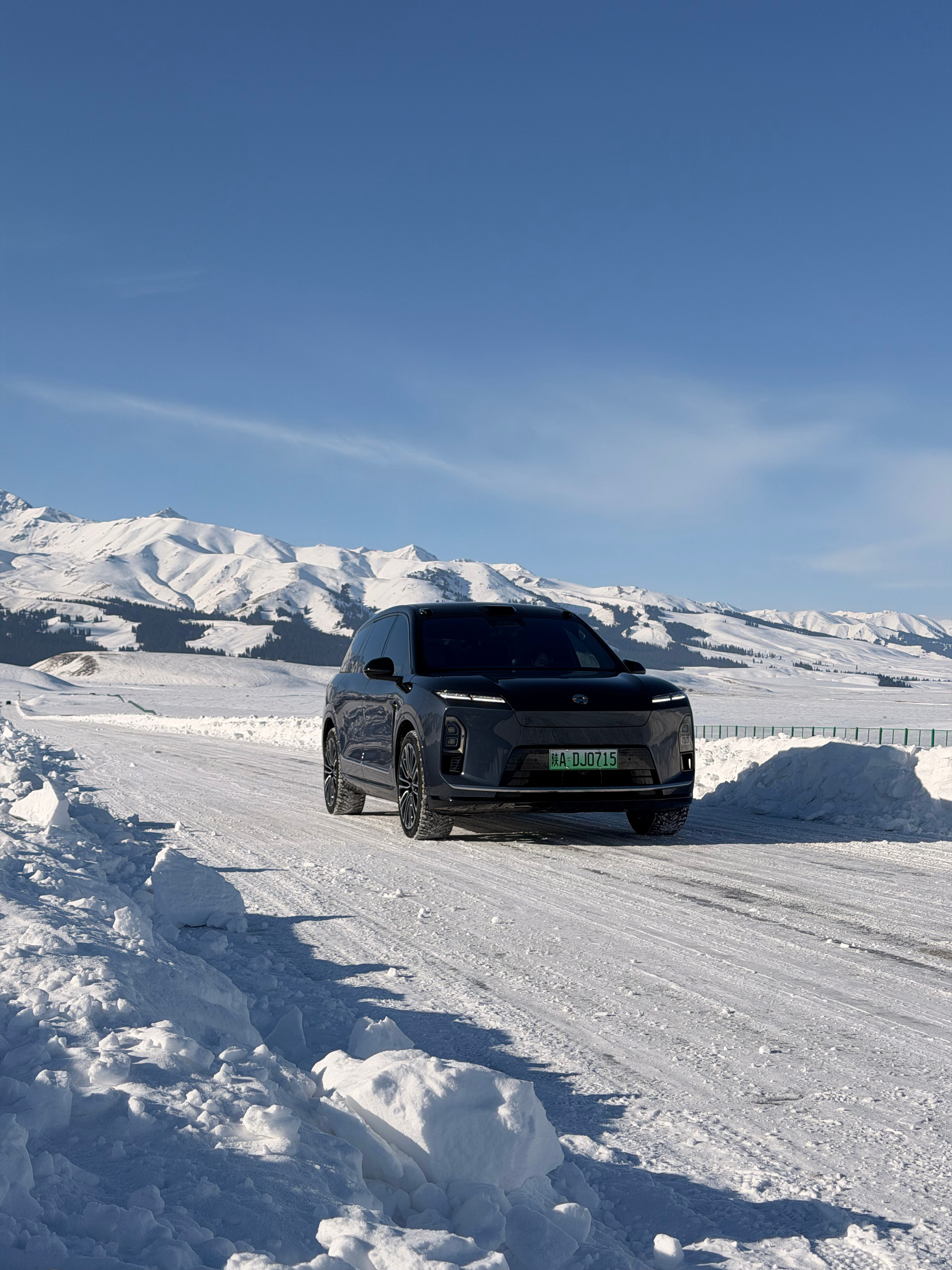 南极星蓝配雪景，绝了蔚来全新es8西安自驾新疆 伊犁·那拉提景区