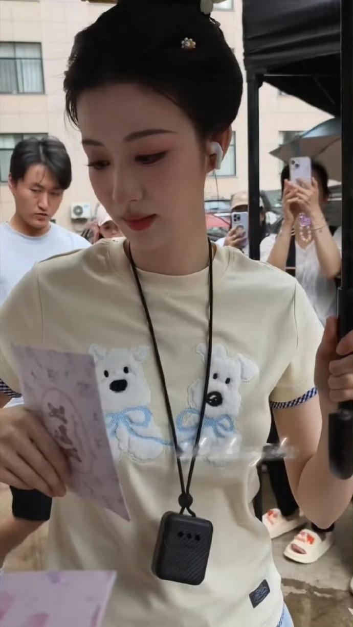 王楚然随身带二手净烟器  王楚然拍戏带空气净化器 不用争执，一台随身净烟器保护自