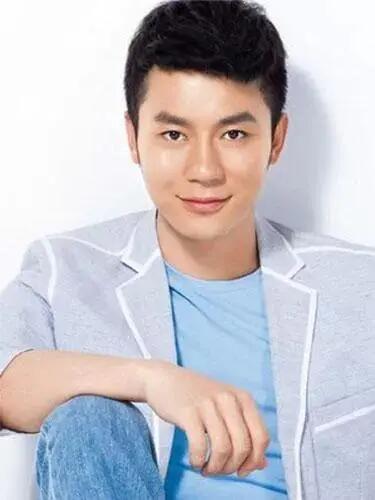 李晨一秒认出跑男家族直播里李晨太牛，看眼睛瞬间认出跑男家族。李昀锐就算颜值“跑偏