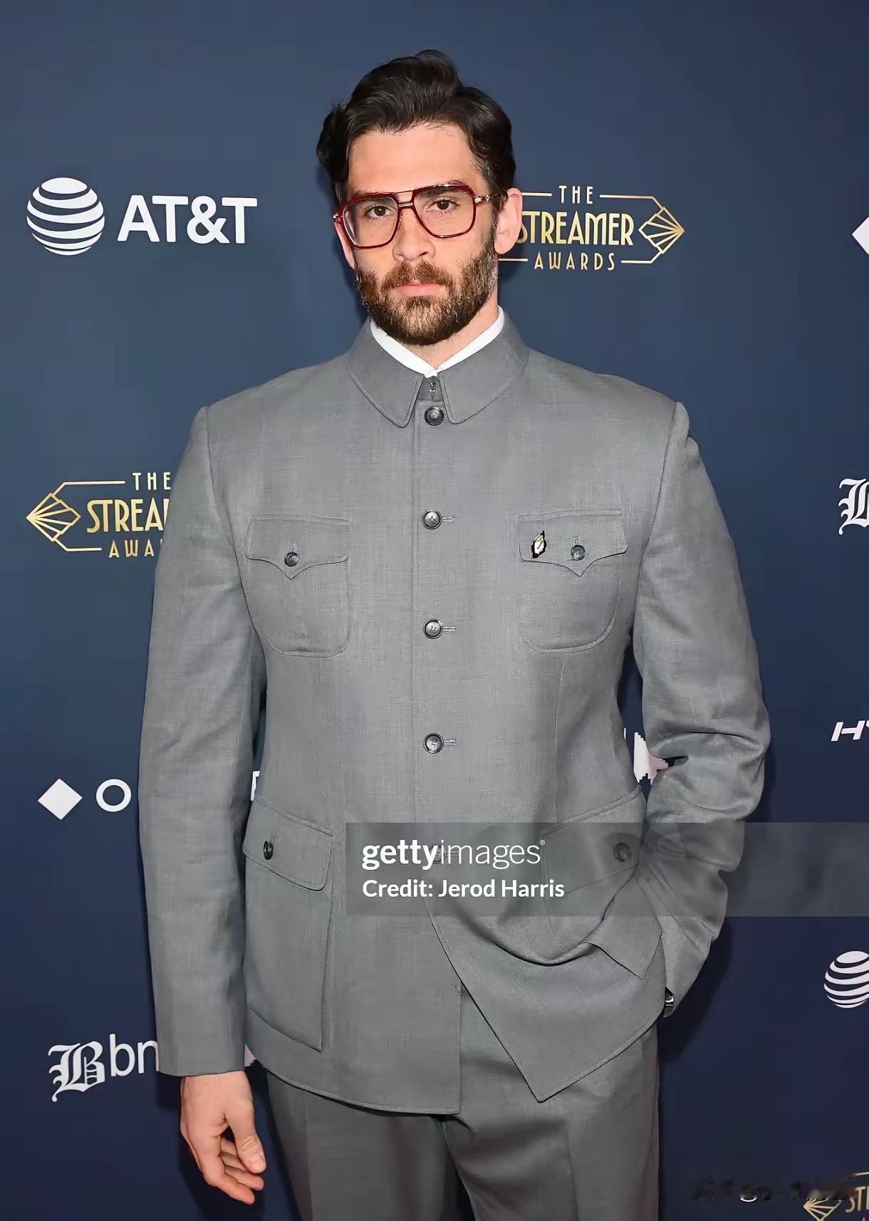 这美国博主挺有意思 —— 先去天安门看升国旗，说感受到荣誉感，觉得中国这样的社会