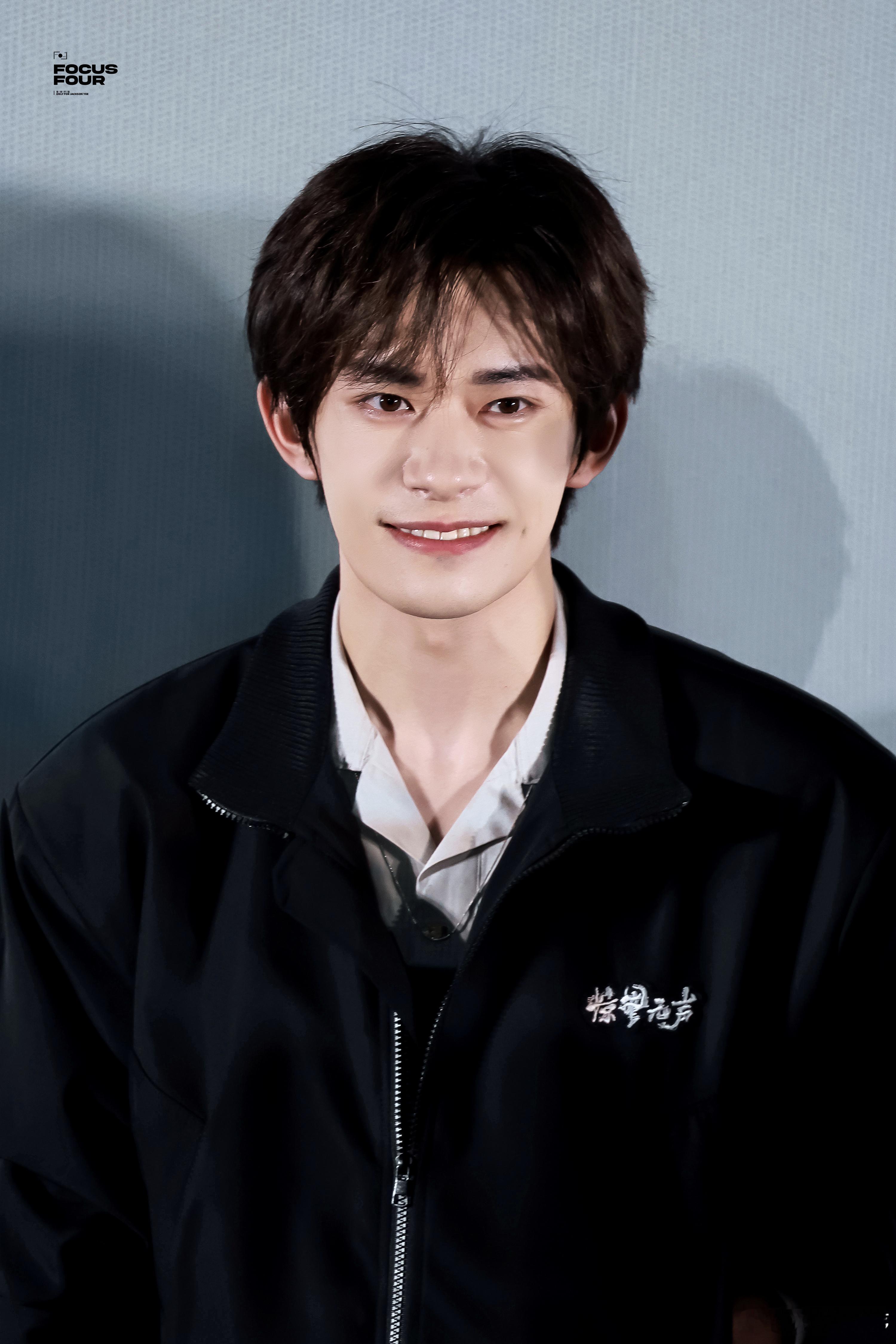 易烊千玺笑得人心都化了真的软乎乎的！易烊千玺听到小朋友的话，笑得温柔又腼腆，小朋