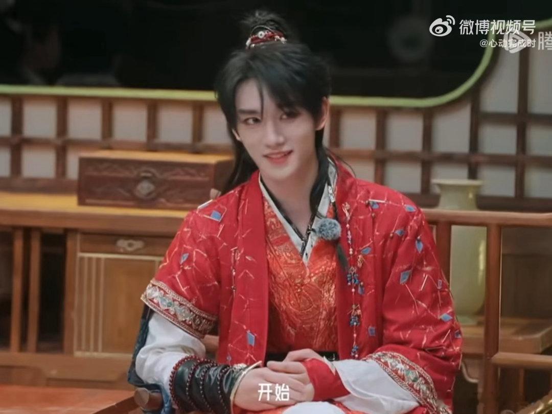 丁程鑫比武招亲卡bug 下期要搞比武招亲？丁程鑫穿红色好亮眼，看那样子要卡bug