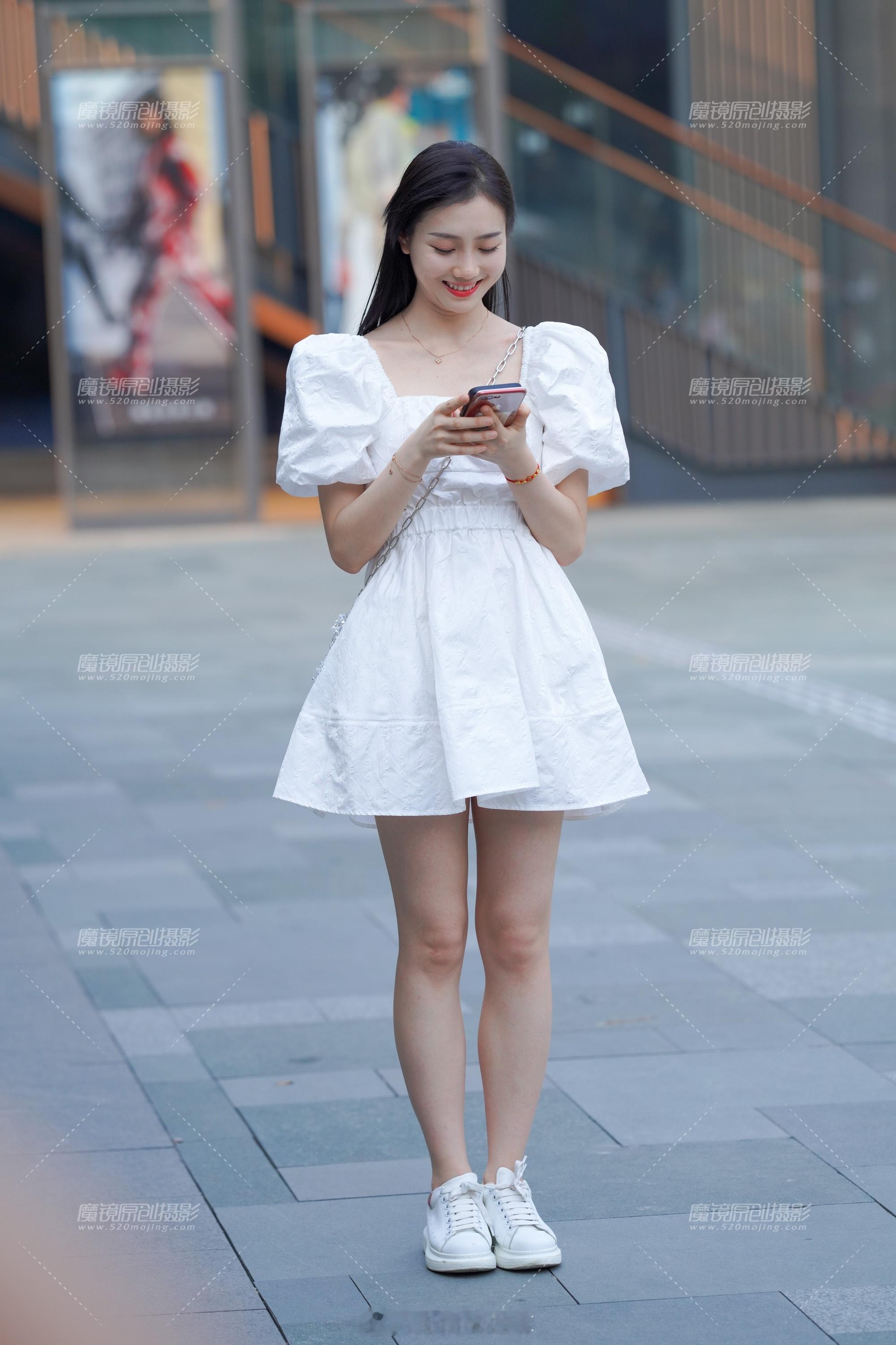 这样的小姐姐大家应该都喜欢吧，笑起来真甜！穿着宽松白色连衣裙，整体看起来清新脱俗
