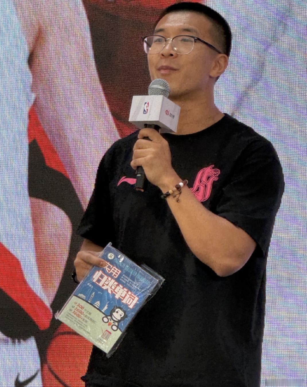 这个杨瀚森，真的不爱学习。

作为他的贴身翻译，刘禹铖2024年给杨瀚森的生日礼