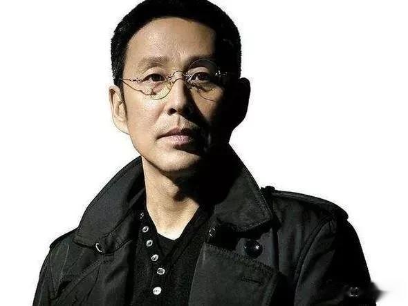 中国娱乐圈最帅的5位男神[玫瑰]

第1，陈道明（儒雅随和）

第2，明道（霸道