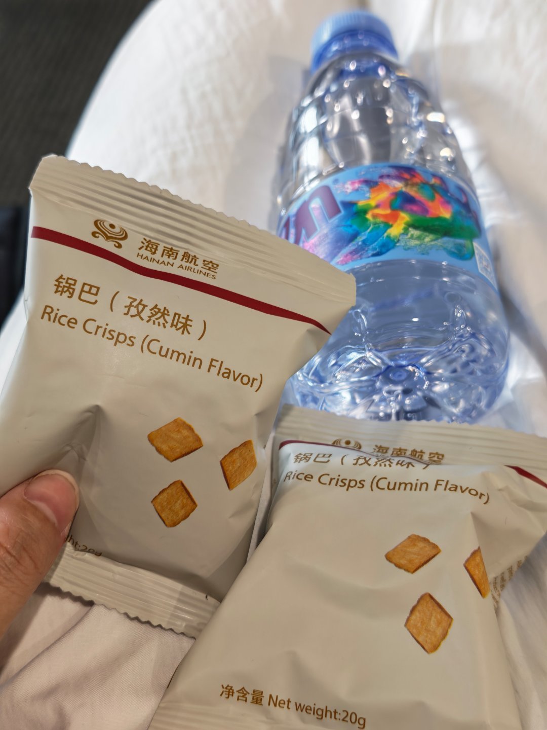 因为深圳暴雨 ，飞机又延误了从早上9：50到12：40，延误三小时，海航还给了一