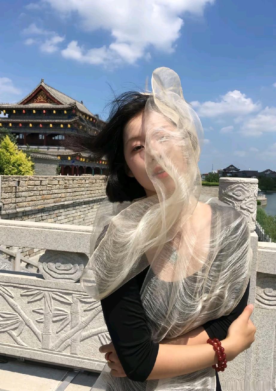 今日街拍，若隐若现的美[呲牙]