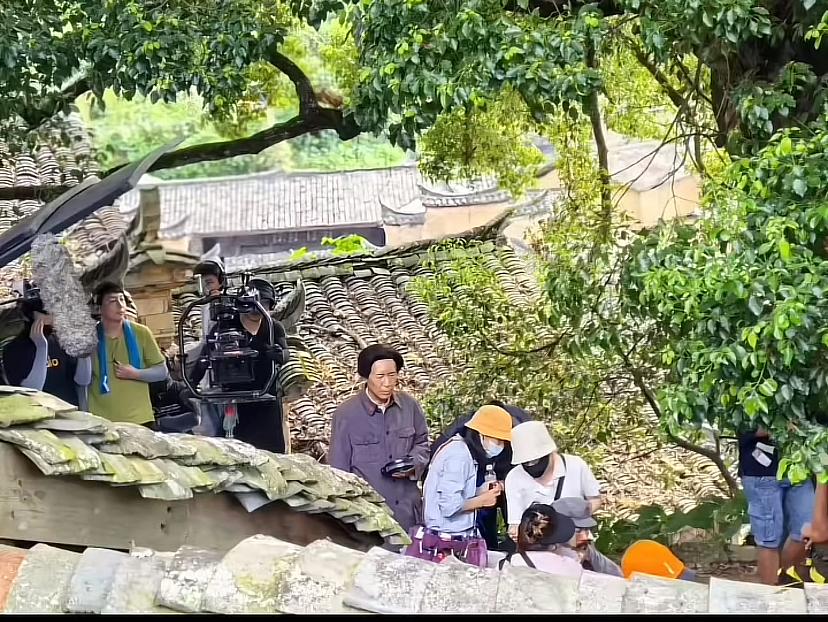 于和伟拍长征剧照流出，抽烟镜头最经典！听网友说这是在丽水松阳拍的，上网一查在浙江