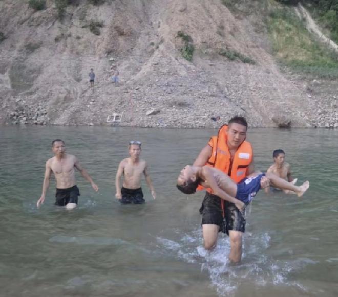 夏日戏水悲剧：
少年溺亡事件引发安全深思

2025年9月4日，
四川自贡市富顺