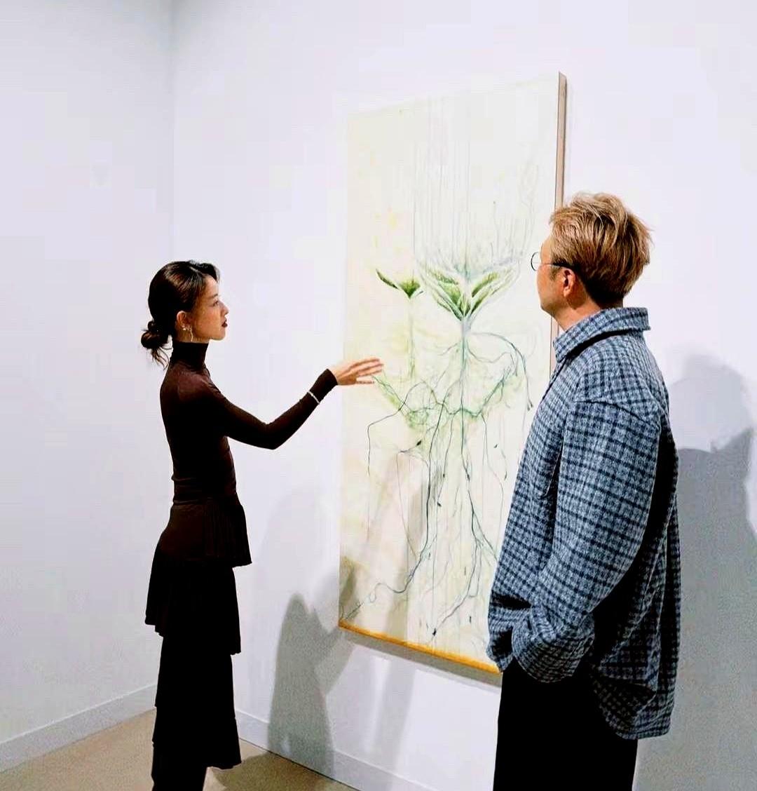 杜海涛章泽天同框看展，背后藏着普通人也能学的翻身路

章泽天把头发挽成低髻，腰身