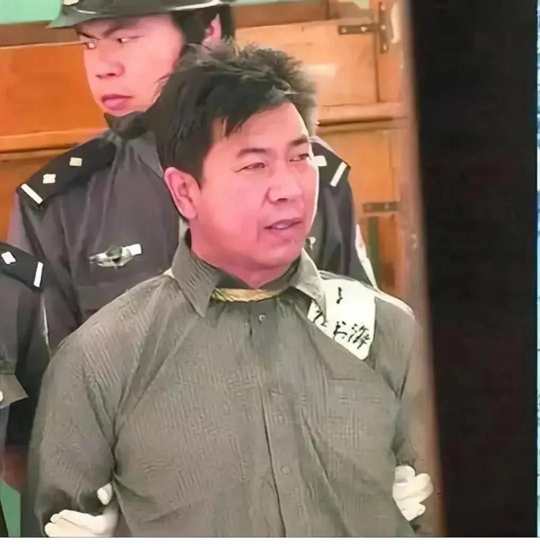 2001年9月，“银行抢劫犯”张书海，被判处死刑的镜头，照片中的他穿着一件灰色的
