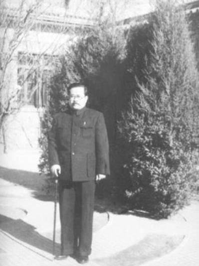 1947年，毛主席与任弼时发生争执，无人敢上前劝阻。站在窑洞外的一名炊事员，慢慢