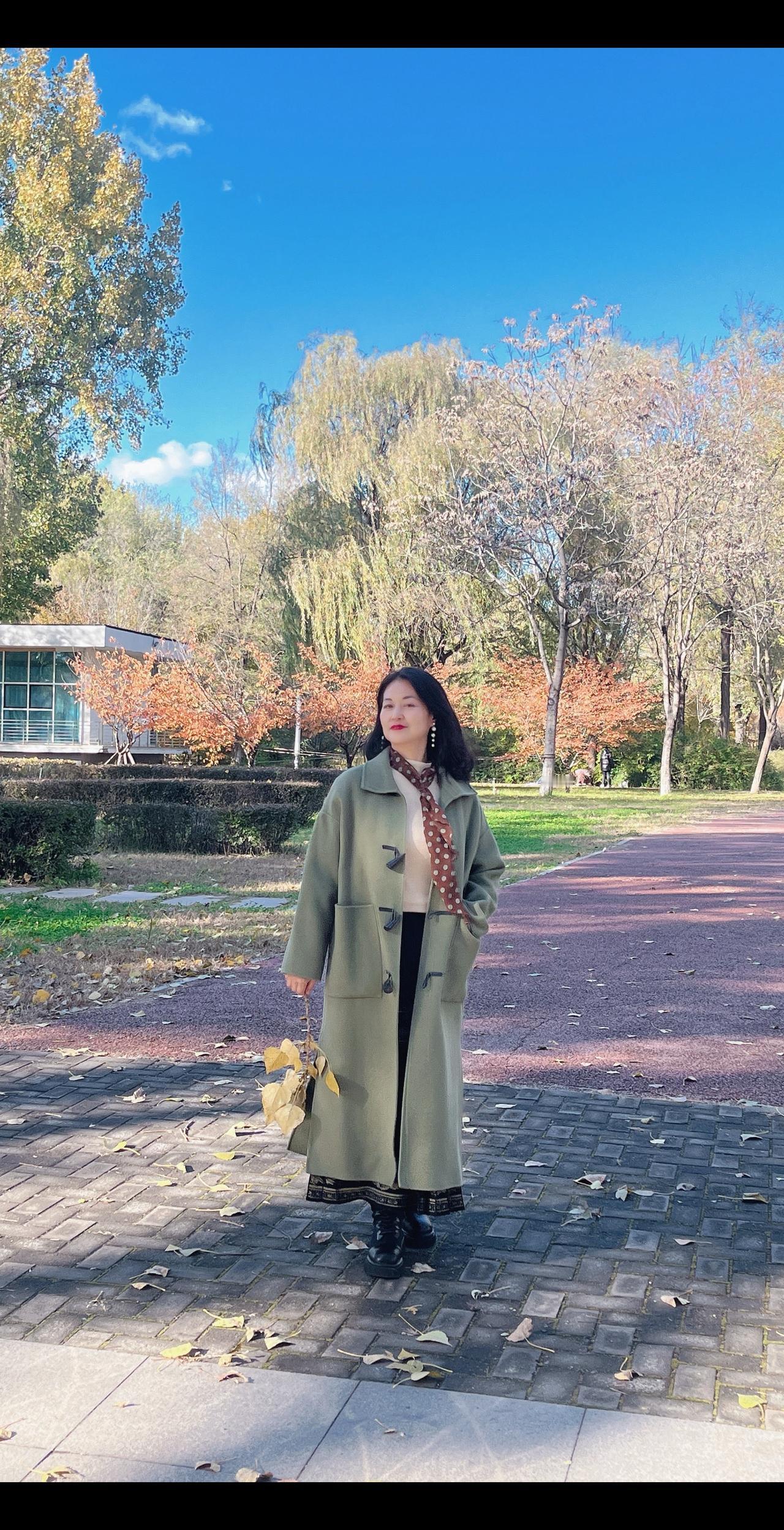 每个人都是人生的过客，我们只是宇宙里的一小粒尘埃，没必要纠结太多，不要把什么事都