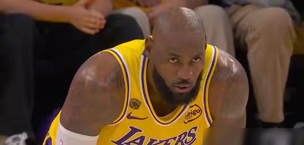 摔战术板，骂队友软蛋，都说杜兰特是拆队专家。可你把KD拿掉试试？火箭的防守就是一