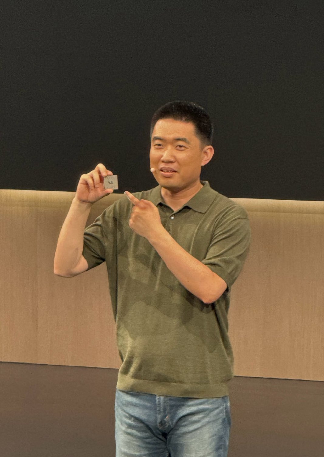 李想（举着芯片）：给我拍张照片吧，要不网上都是我举桌子的。2026理想livis