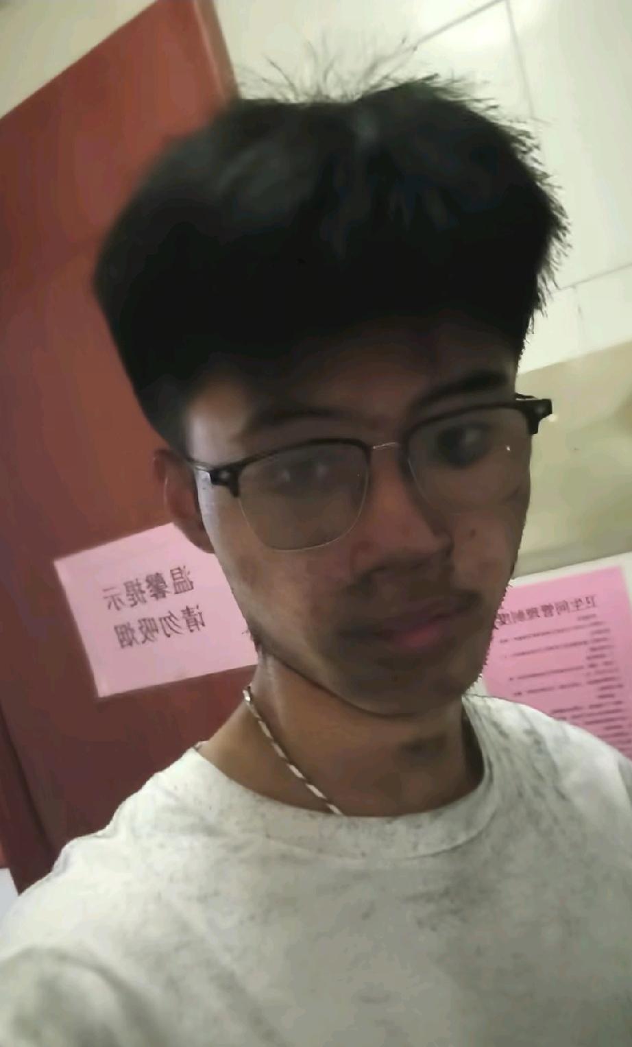 一脸黢黑的你真帅！12月1日，江苏一青年男子和奶奶在地下室时，忽然闻到一股气味，