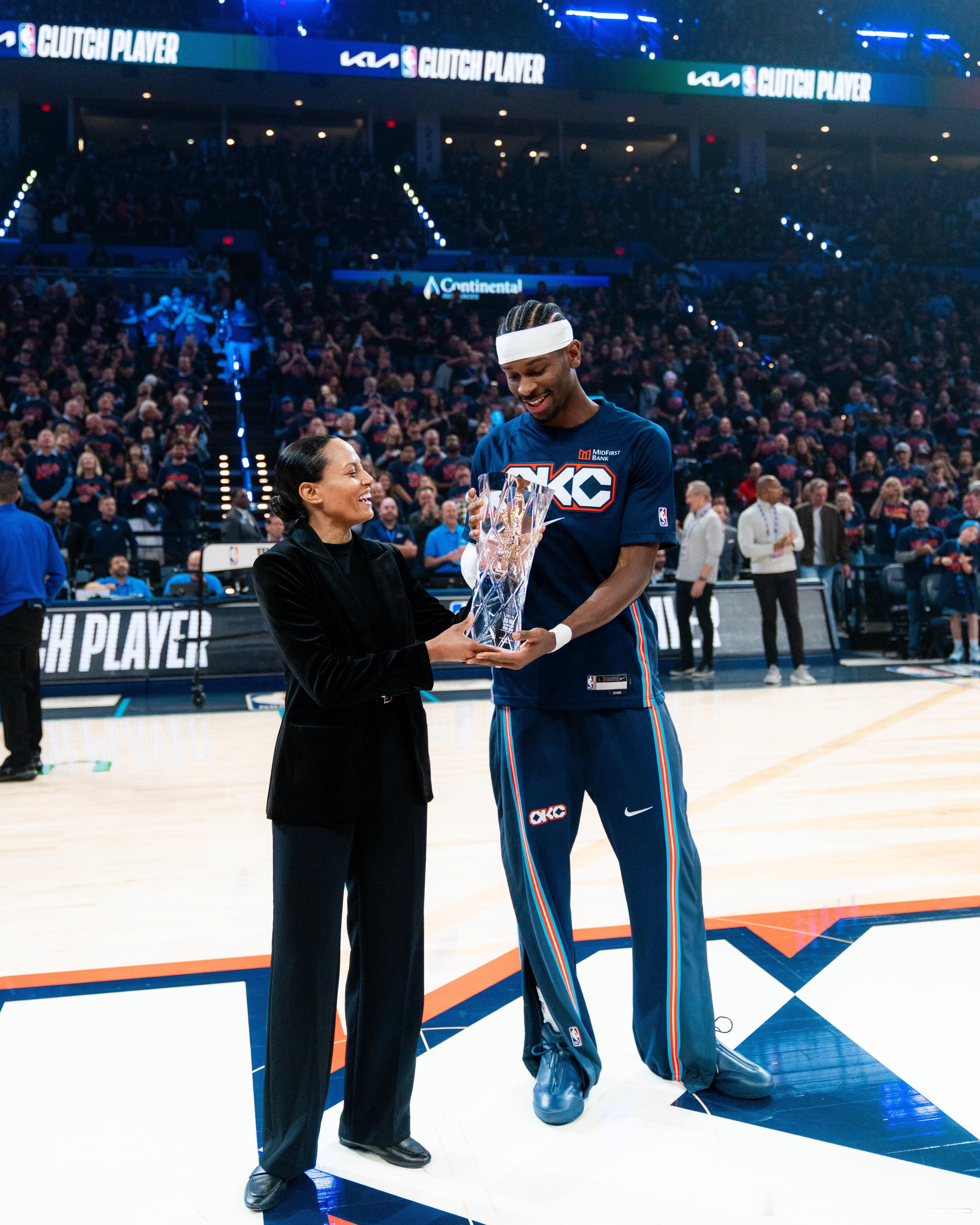 亚历山大赛前领取本赛季年度最佳关键球员奖！ 