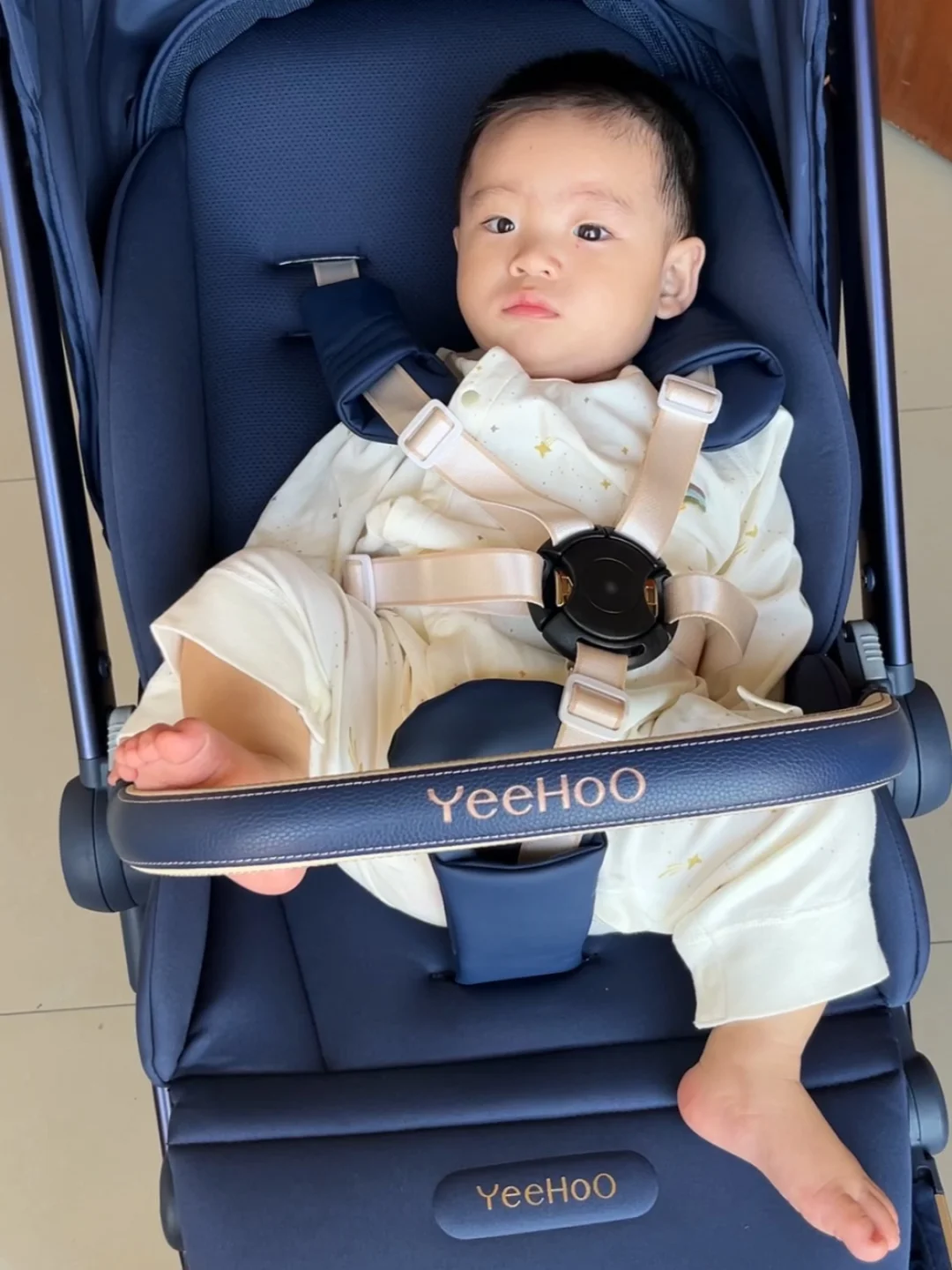 为什么小宝宝坐车喜欢把脚架在扶手上