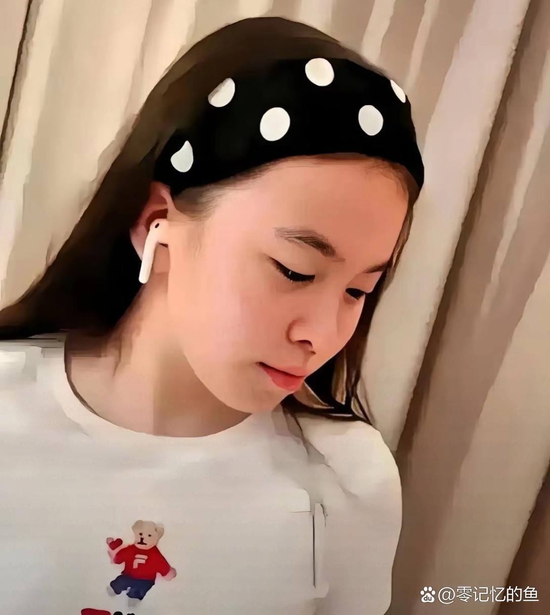 刘涛的女儿长得和她一模一样。 