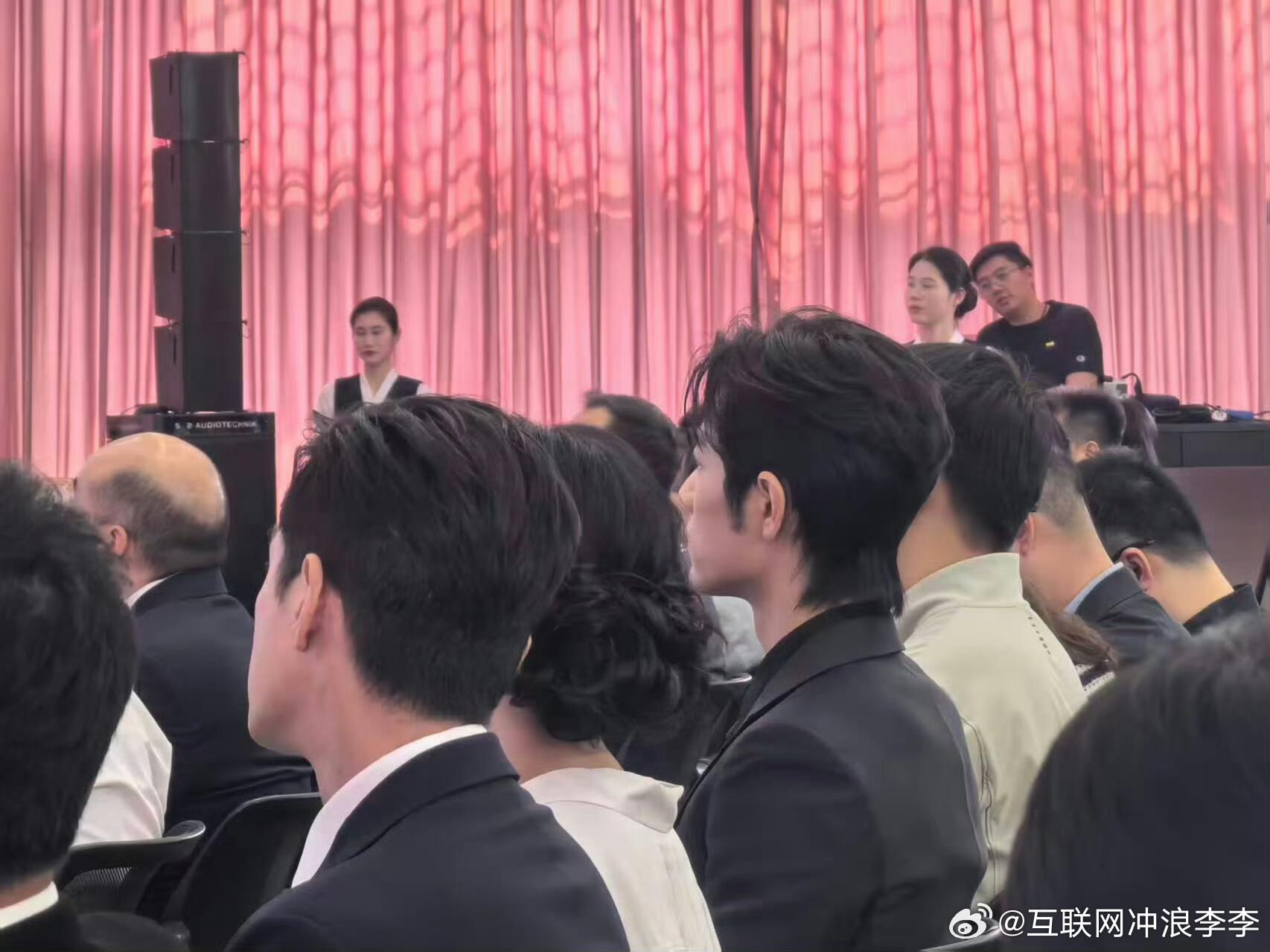肖战杨紫坐一起不知道，我只看到一颗完美的后脑勺