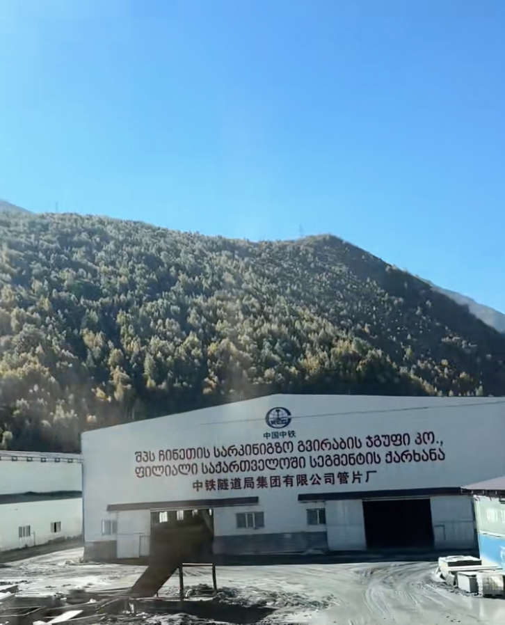 在亚欧边境突然看到五星红旗，那一刻热泪盈眶。中国基建团队遍布沿途，听说项目上都配