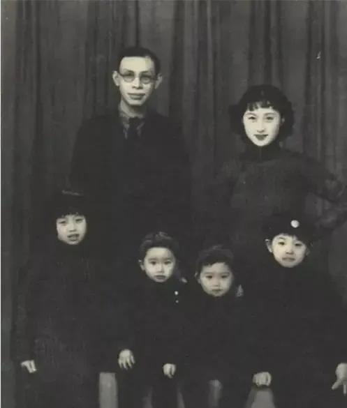 1980年，上海。七十三岁的女画家周炼霞正临窗绘兰，一封国际信件叩响了沉寂的家门