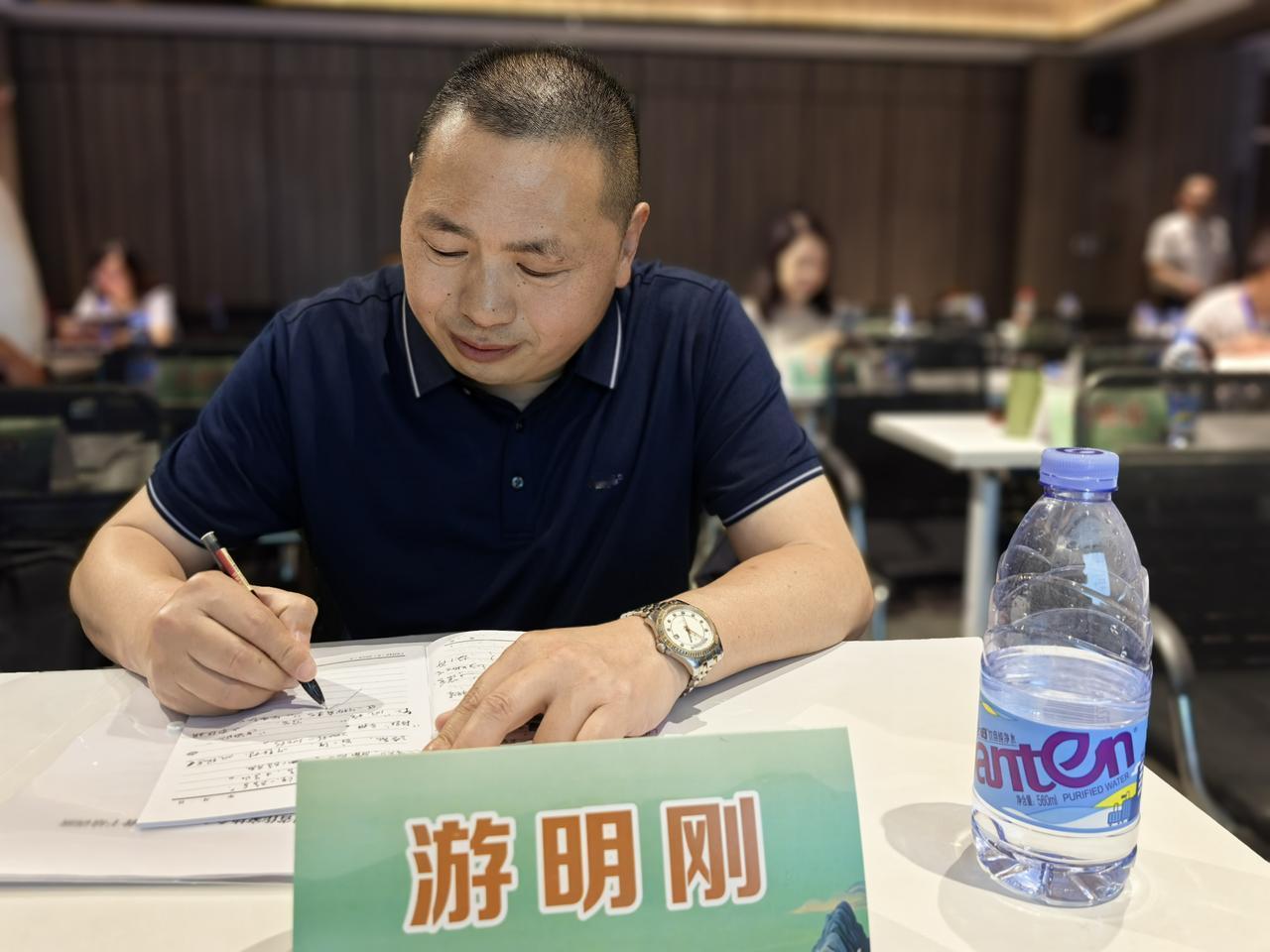 诗人的悲哀

文／游明刚

没有一首诗，可以概括
心底执拗
关于家国。人情世故，