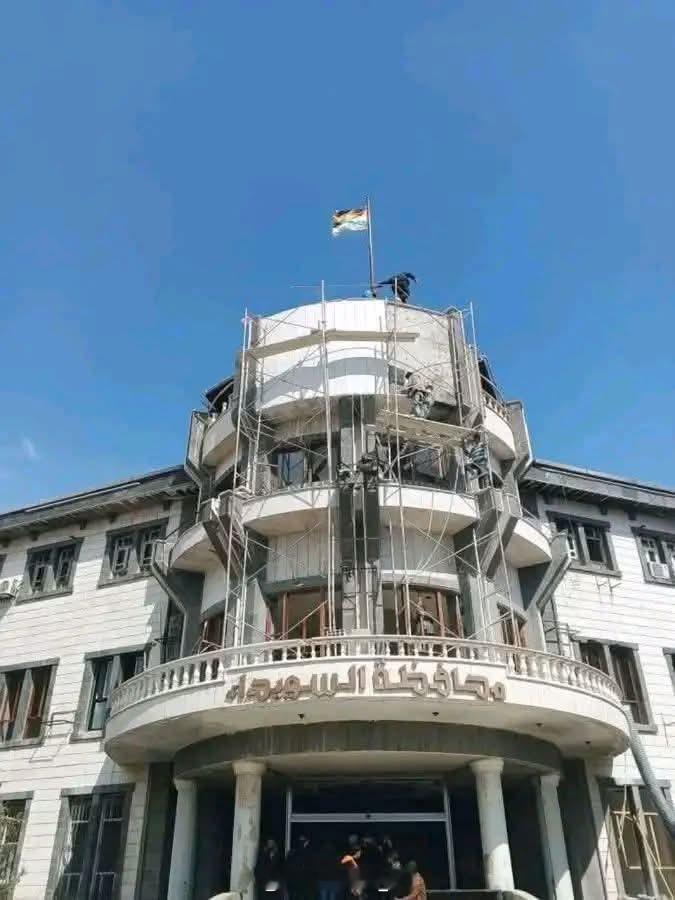 今天叙利亚南方苏韦达市发生大规模反对HTS当局的抗议活动，当地人夺取了苏韦达省政