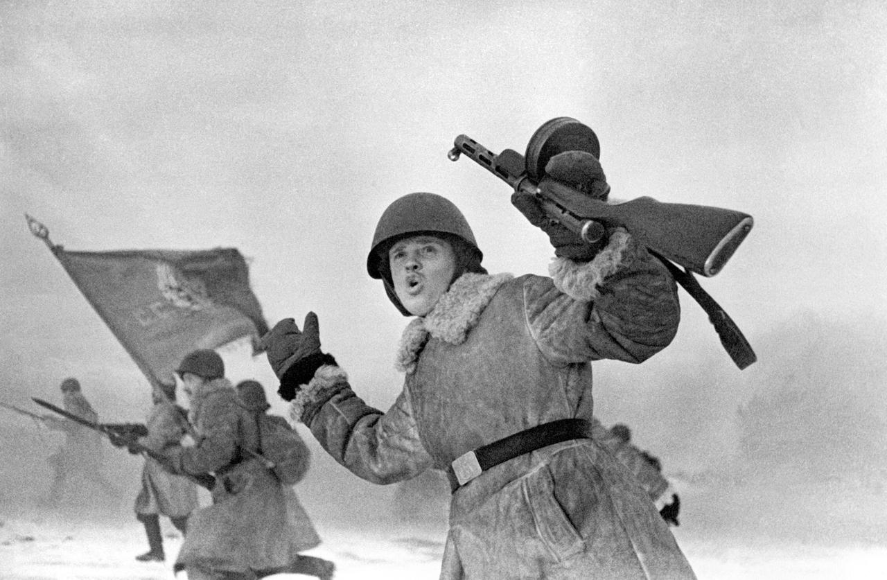 1943年，苏联士兵在列宁格勒前线发起冲锋，准备突破德军对列宁格勒的封锁。
“列