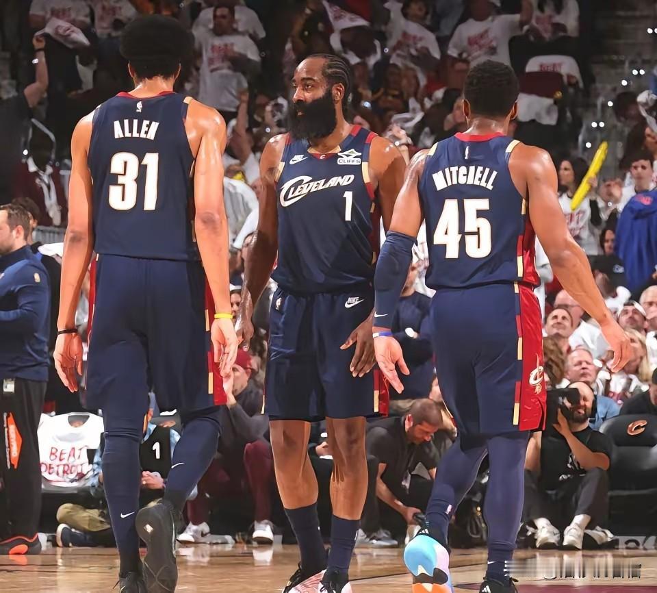 骑士0-4被尼克斯横扫出局，结束本赛季。
骑士G4输球堪称NBA历史上最没骨气一