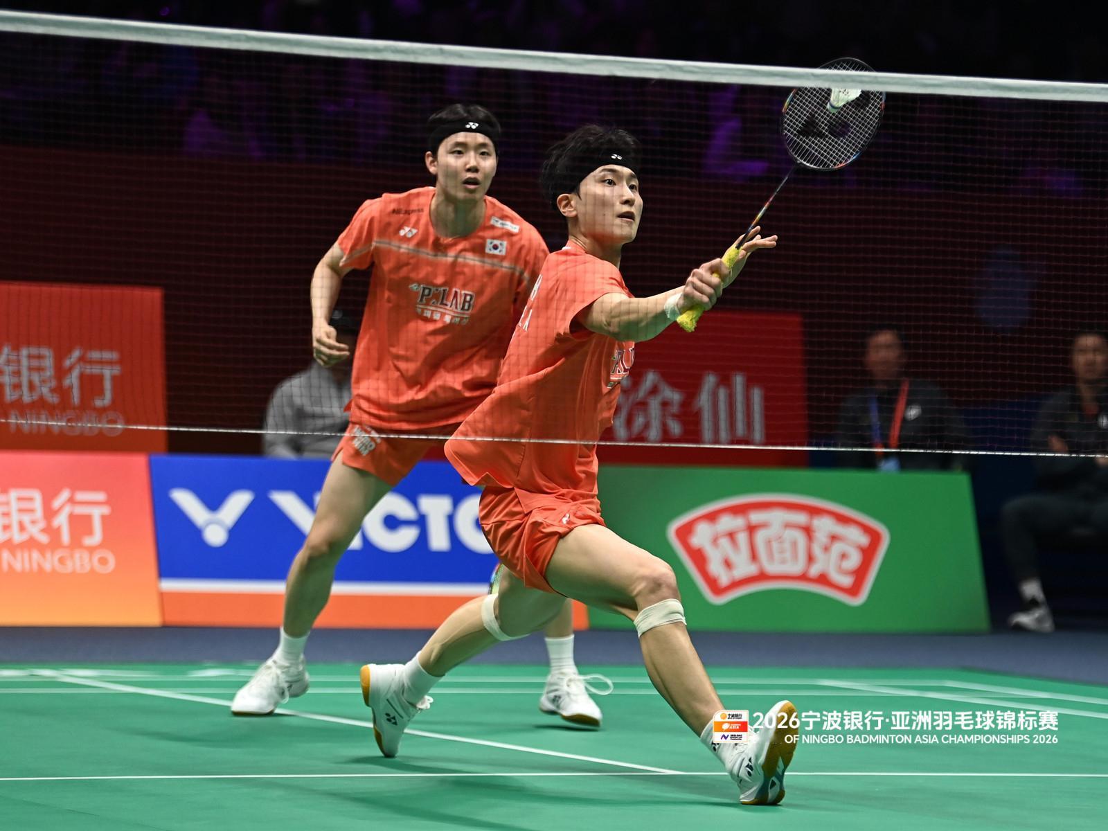 徐承宰/金元浩🇰🇷 21-18、21-16 🇮🇩法蒂尔/瓦赫迪半决赛：何