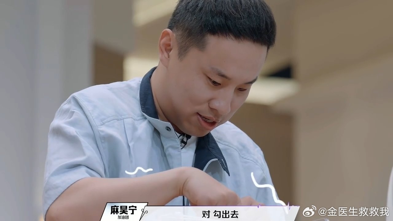 谁懂啊！offer8外科结PK名场面，杨超越戴着美甲快速打结，一口气完成8个，还