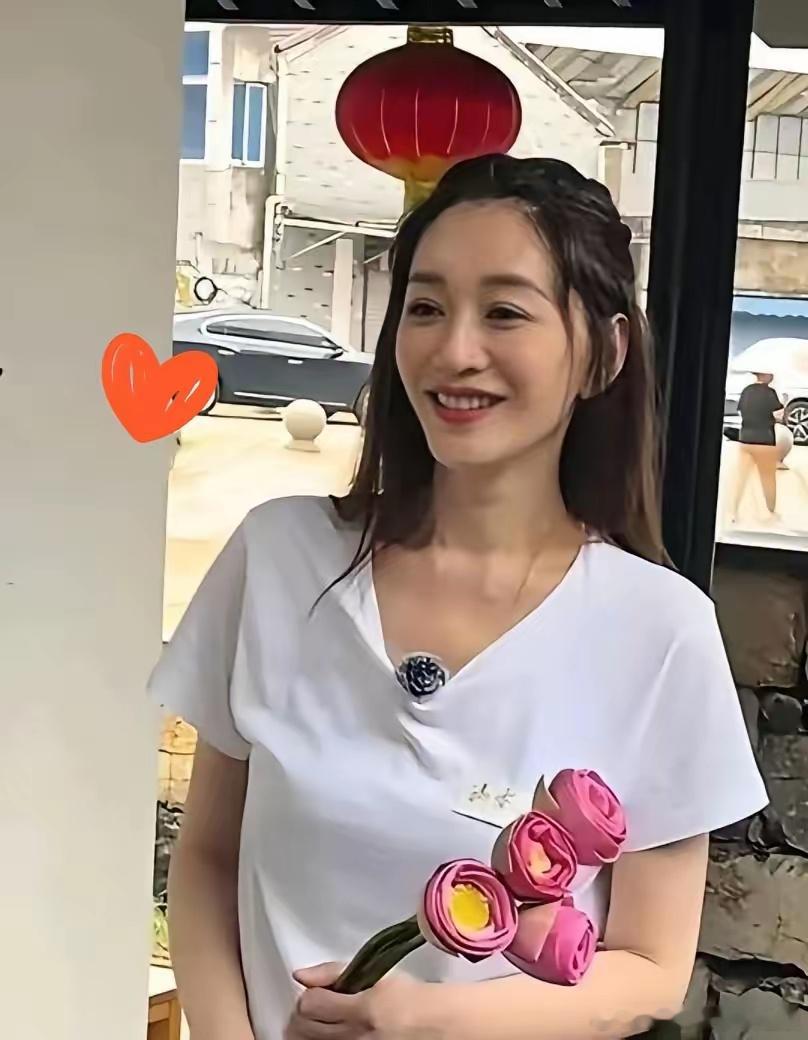 我表姐是一个演员的助理，她见过李小冉，她回来偷偷跟我说，她说李小冉是她见到过真人