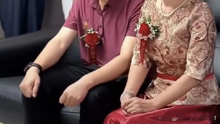 “咱这是正规厂家，切勿擅自维修”，这句话是丈母娘对女儿女婿说的话。

据视频11