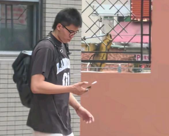 焦泊乔顶着一头调整后的发型回归训练场，整个人感觉开朗了。
这画面有点意思。
一个