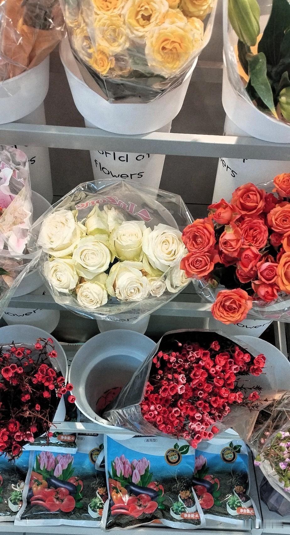 应该要回来。
俩人都不在一起了，女方的彩礼应该还给男方。
我有个表弟，订婚彩礼3