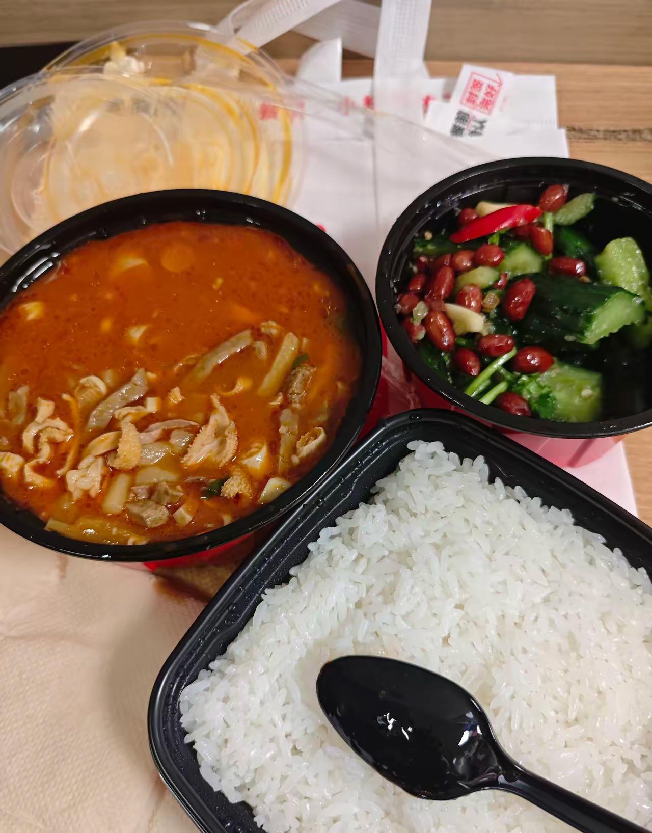 西贝在烧钱自救的不归路上越走越偏！​为了营造宾朋满客的假象，西贝先是广撒无门槛代