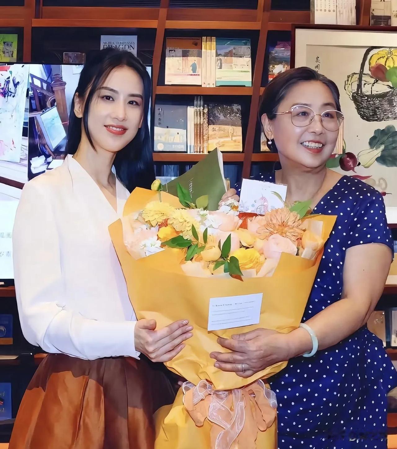 黄圣依妈妈是道理说起来头头是道，实际跟小孩的情感链接是没有的。

杨子虽然是一副