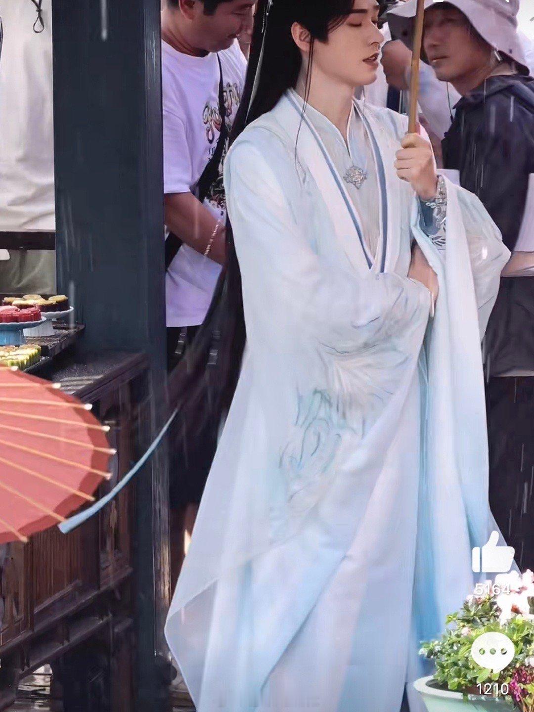 #龚俊蓝衣撑伞路透#龚俊在主演的新剧最新路透来啦！！苏暮雨这身蓝衣路透也太好看了